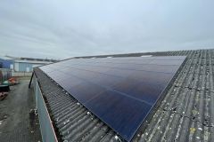 Een mooie installatie opgeleverd in Hoogeveen.  72x IBC solar 420wp glas-glas zonnepanelen met 2x een 15kW SMA STP X omvormer.