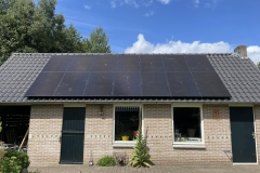 14x Solarwatt glas/glas 400 Wp zonnepanelen. Gecombineerd met een SMA 5.0 3 fase omvormer. Geïnstalleerd in Dwingeloo.
