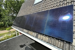 15x Solarwatt glas/glas 400 Wp zonnepanelen. Gecombineerd met een SMA 5.0 3 fase omvormer. Geïnstalleerd in Assen.