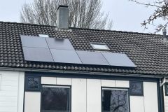 6x solarwatt 420wp glas-glas zonnepanelen gecombineerd met een SMA 2.5 kW 1 fase omvormer. Geïnstalleerd in Hoogeveen.