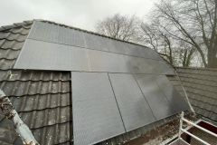 18x solarwatt 420wp glas-glas zonnepanelen gecombineerd met een SMA 5.0 3 fase omvormer. Geïnstalleerd in Beilen.